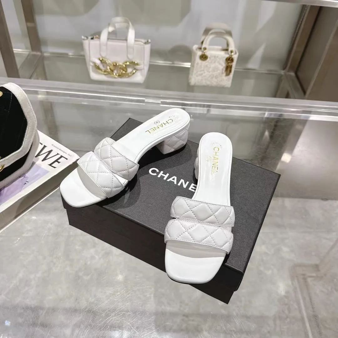 👟👟Ex-factory price 520👟👟 𝐂𝐇𝐀𝐍𝐄𝐋★Xiaoxiang New Spring and Summer Products Counter new sandals, electric embroidered Lingge’s classic elements that will never fade away 💋Showing a unique style, too beautiful to say, a must-have in summer... Upper: imported sheepskin/knitted fabric Lining: mixed sheepskin Heel height: 5cm Outsole: Italian leather outsole Shoe size: 35-39 (customized items of 40, 41 and 42 are not returnable or exchangeable)
